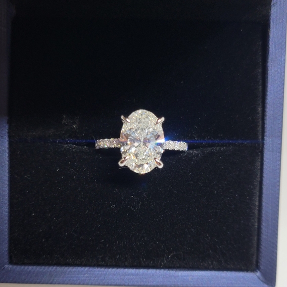 Elegant Silver Oval-Cut Ring - Picture 10 of 14